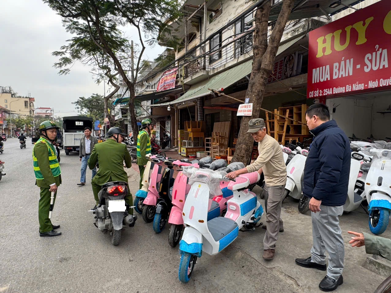 Công an phường Cầu Tre (quận Ngô Quyền): Ra quân đảm bảo TTATGT, trật tự đường hè, môi trường đô thị